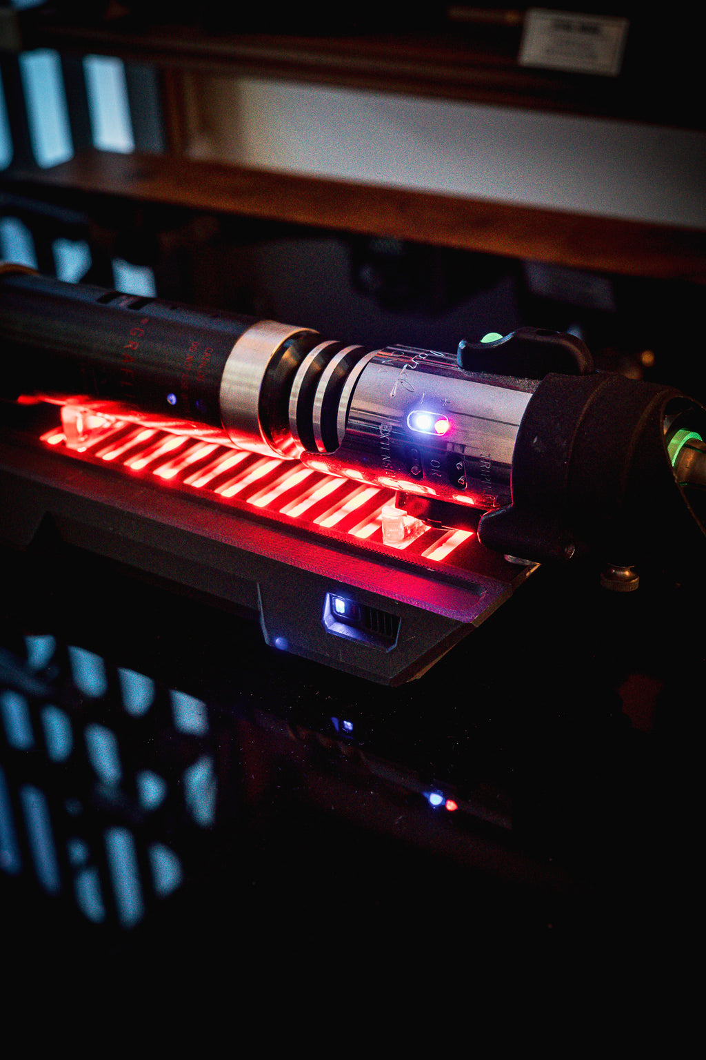 Lit 'Smart' Lightsaber Stand